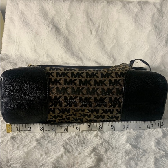 Michael Kors Black and Tan Shoulder Bag with Classic Design - Picture 14 of 14